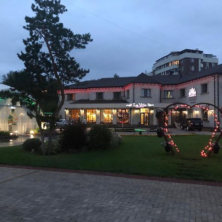 Park Hotel Karagandy Buitenkant foto