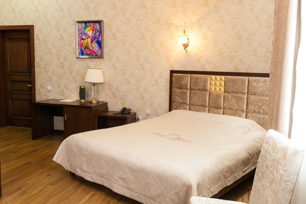 Park Hotel Karagandy Buitenkant foto