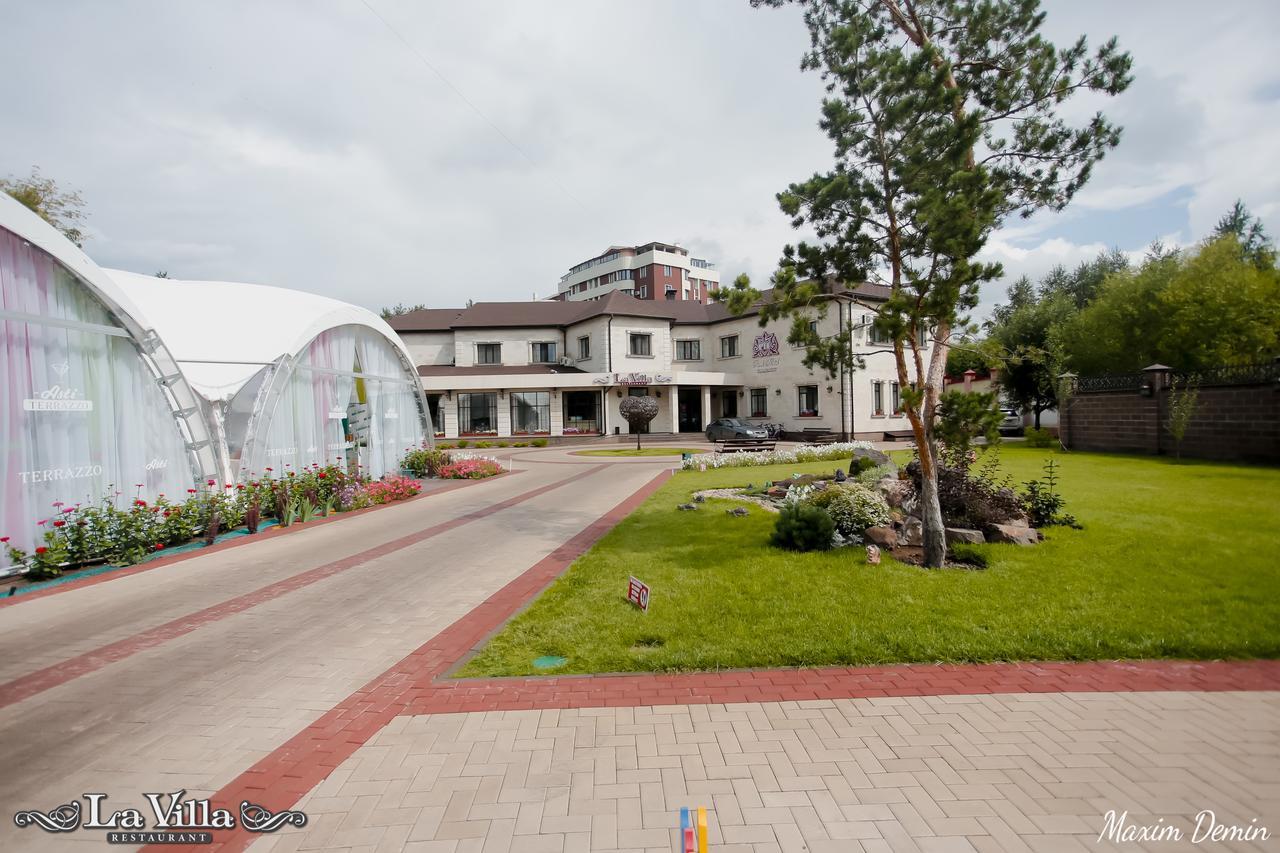 Park Hotel Karagandy Buitenkant foto