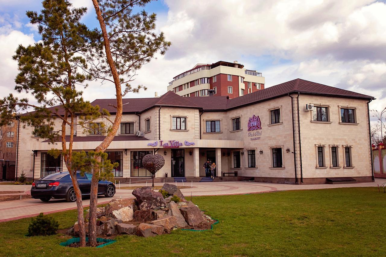 Park Hotel Karagandy Buitenkant foto