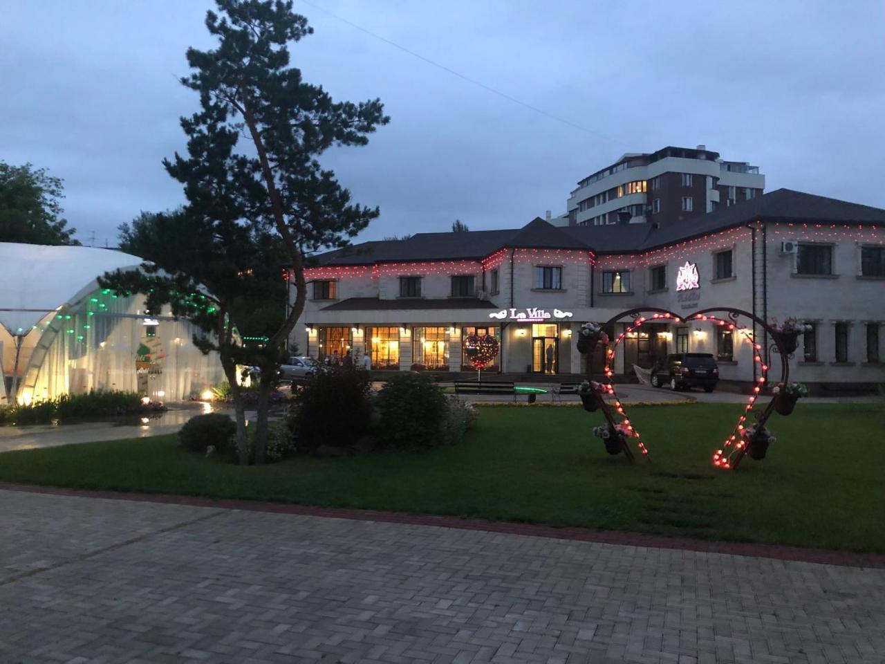 Park Hotel Karagandy Buitenkant foto